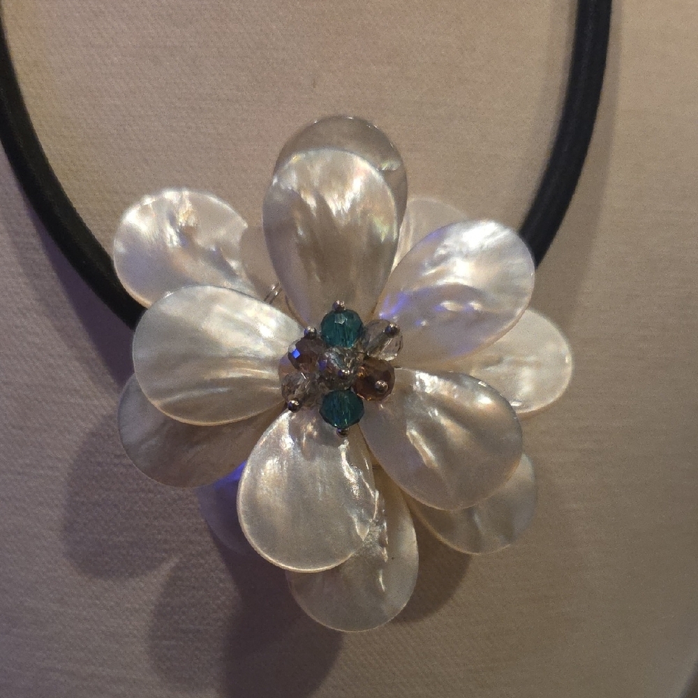 Elegant Mother of Pearl Flower Necklace - Picture 2 of 3